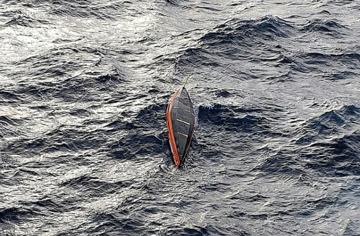 Photo fournie par la marine portugaise le 23 janvier 2022, montrant le bateau retourné du marin français Jean-Jacques Savin, au large de l'archipel portugais des Açores, le 21 janvier 2022