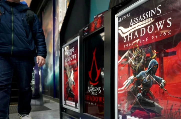 Des affiches du jeu vidéo Assassin's Creed Shadows d'Ubisoft dans un magasin d'électronique à Tokyo, le 20 mars 2025