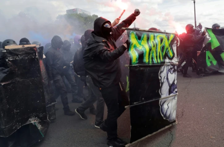 Des "blacks blocs" manifestent en marge du défilé parisien du 1er Mai 2018