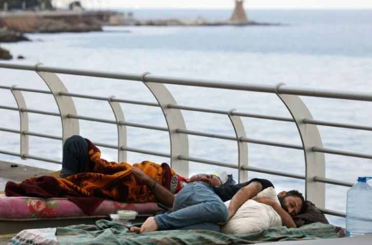 Des déplacés dorment sur le trottoir à Beyrouth, le 7 octobre 2024