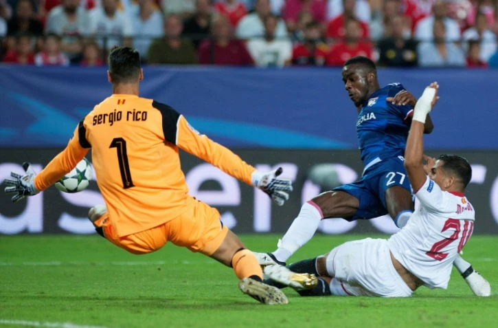 Le Lyonnais Maxwel Cornet face au gardien du FC Séville Sergio Rico, le  27 septembre 2016 lors du match aller en Espagne