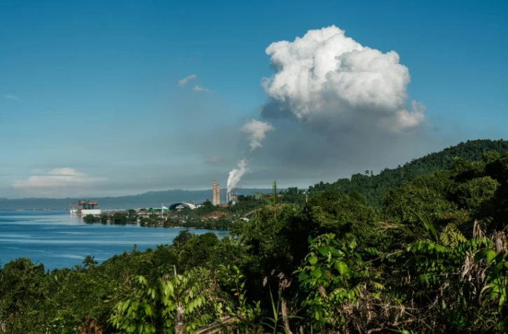 De la fumée au-dessus du parc industriel de Weda Bay (WBIP), centre de traitement et de fusion du nickel, le 14 avril 2025 à Gemaf, sur l'île de Halmahera, dans le nord des Moluques, en Indonésie