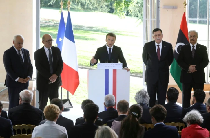 De g. à d.: Ghassan Salame, représentant spécial de l'ONU pour la Libye, Jean-Yves Le Drian, ministre français des Affaires étrangères, Emmanuel Macron, président de la République, Fayez al-Sarraj, Premier ministre libyen, et le général Khalifa Haftar, à La Celle-Saint-Cloud, le 25 juillet 2017