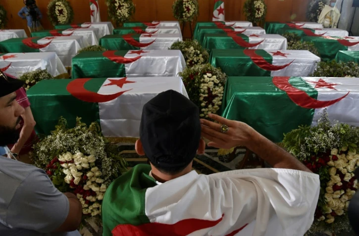 Un Algérien rend hommage aux restes de 24 combattants tués au début de la colonisation française restitués par la France, le 4 juillet 2020