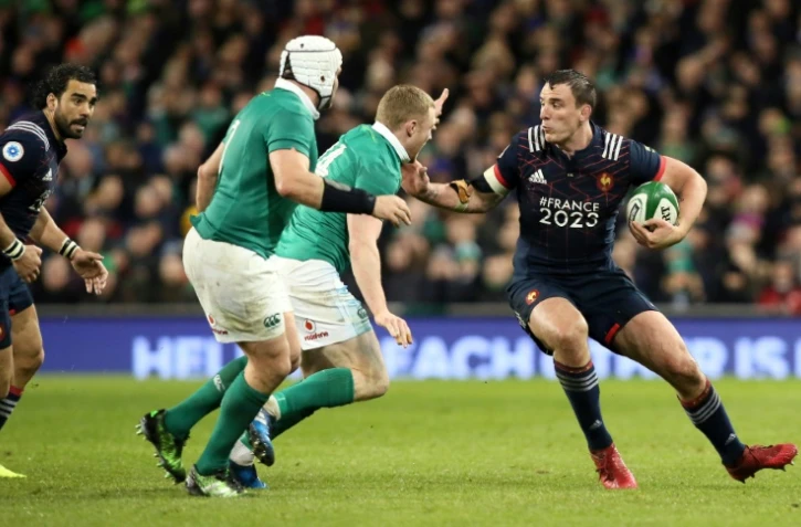 Le N.8 du XV de France Louis Picamoles (d) face à l'ailier Keith Earls (2d) lors du Six nations, le 25 février 2017 à Dublin
