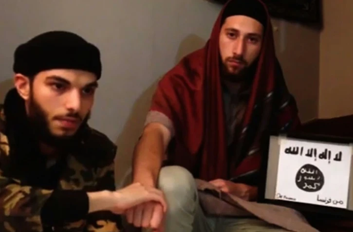 Capture d'écran d'une vidéo diffusée le 27 juillet 2016 par l'EI dans laquelle deux hommes présentés comme les auteurs de l'attaque de Saint-Étienne-du-Rouvray, "Abou Jalil al-Hanafi"(g) et "Abou Omar" (d), prêtent allégeance au chef de l'EI 