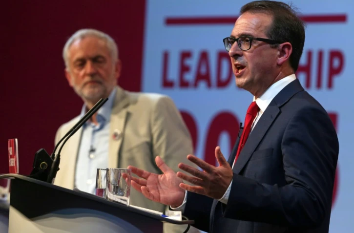 Le leader du parti travailliste britannique Jeremy Corbyn (G) et le candidat à la tête du parti Owen Smith à Cardiff, le 4 août 2016
