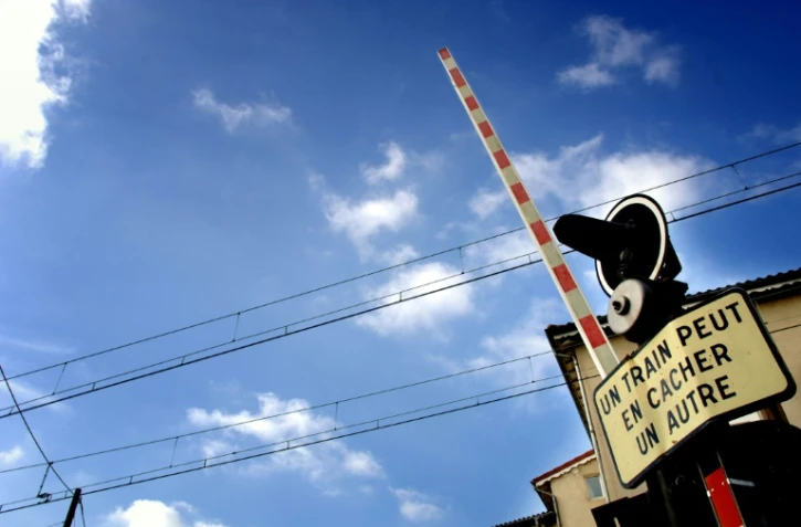 Deux personnes sont décédées dimanche en fin d'après midi dans une collision sur un passage à niveau entre une voiture et un TER à Jonches (Yonne)