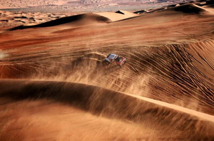 Le pilote espagnol de Mini Carlos Sainz et son copilote Lucas Cruz au cours de la 11 étape du Dakar 2020 entre Shubaytah et Haradh, en Arabie saoudite, le 16 janvier 2020