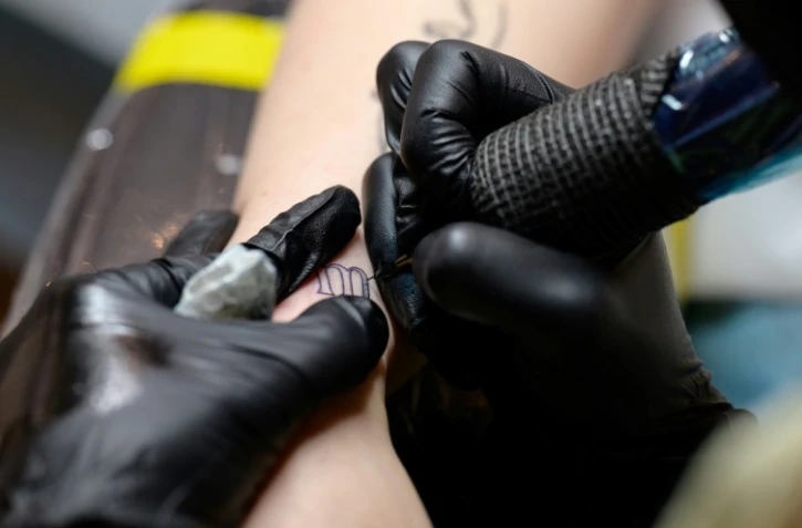 Abigail Glasgow reçoit un tatouage éphémère chez Ephemeral, à New York, le 21 avril 2021
