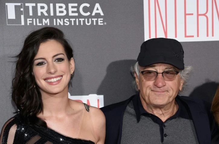 Les acteurs américains Anne Hathaway et Robert De Niro à la projection du film "Le nouveau stagiaire" au théâtre Ziegfeld à New York le 21 septembre 2015