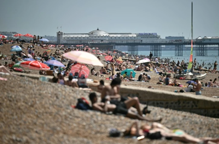 La plage de Brighton dans le sud de l'Angleterre pendant une vague de chaleur le 25 mai 2026
