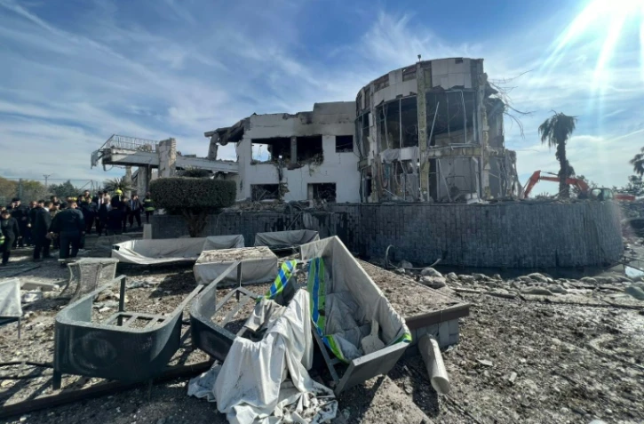 Photo diffusée le 16 janvier 2024 par la chaîne d'information Kurdistan 24 montrant un bâtiment endommagé par une attaque de missiles iraniens à Erbil, capitale de la région autonome kurde du nord de l'Irak
