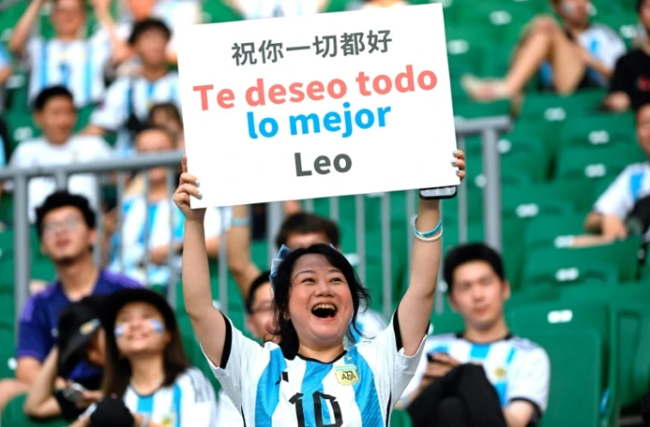 Des supporters chinois de Leo Messi encouragent l'Argentine lors du match match amical contre l'Australie à Pékin, le 15 juin 2023 
