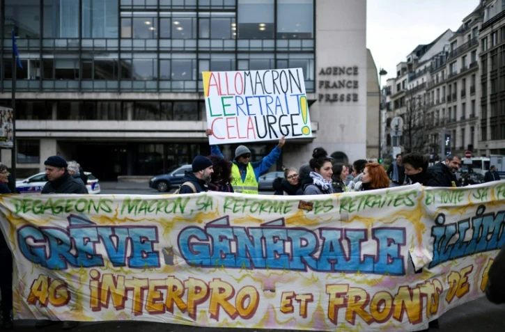 Des "gilets jaunes" manifestent place de la Bourse à Paris le 28 décembre 2019