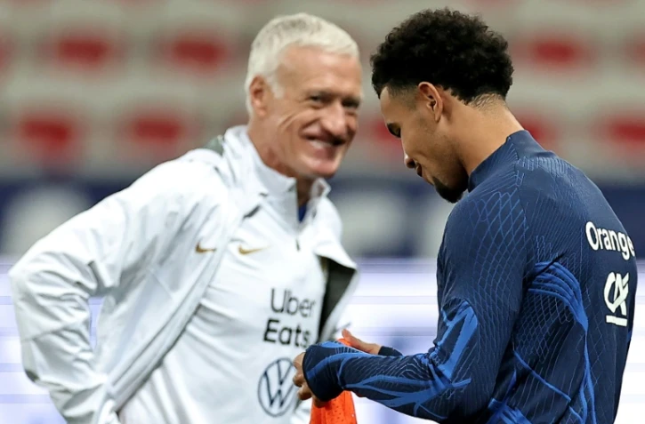 Le sélectionneur de l'équipe de France Didier Deschamps discute avec le jeune milieu de terrain Warren Zaïre-Emery, lors d'un entraînement à l'Allianz Riviera de Nice, le 17 novembre 2024