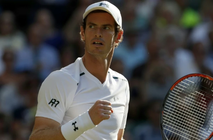 Le N.1 mondial écossais et tenant du titre Andy Murray face à l'Allemand Dustin Brown lors du 2e tour à Wimbledon, le 5 juillet 2017