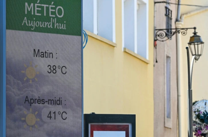 Les prévisions de températures de la météo sur un écran dans une rue de Villeneuve-les-Béziers, le 8 juillet 2026 dans l'Hérault
