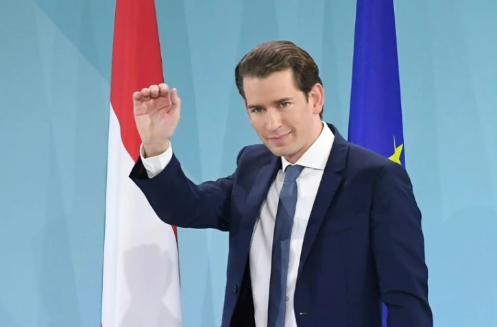 Le chancelier autrichien Sebastian Kurz salue ses partisans lors de la soirée électorale à Vienne, le 29 septembre 2019