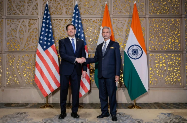 Poignée de mains entre le secrétaire d’État américain Marco Rubio (g) et le ministre indien des Affaires étrangères Subrahmanyam Jaishankar au Taj Mahal Palace Hotel, à Bombay, le 20 octobre 2026.