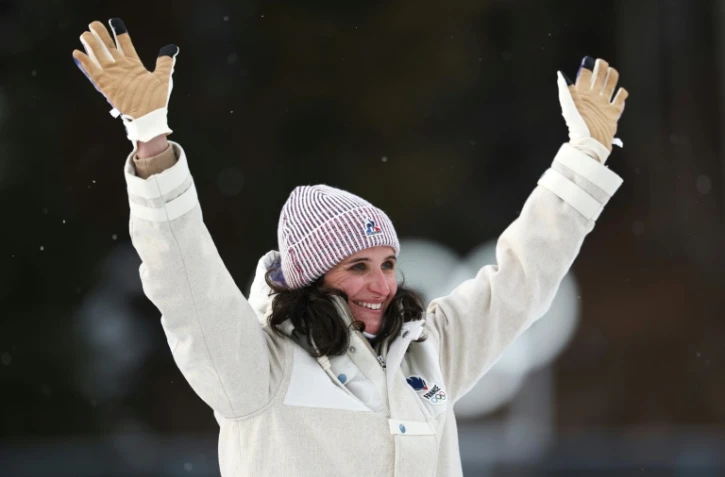 La médaillée d'or française Julia Simon pose sur le podium de l'épreuve individuelle féminine de biathlon 15 km lors des JO de Milan Cortina, le 11 février 2026 à Anterselva (Italie)
