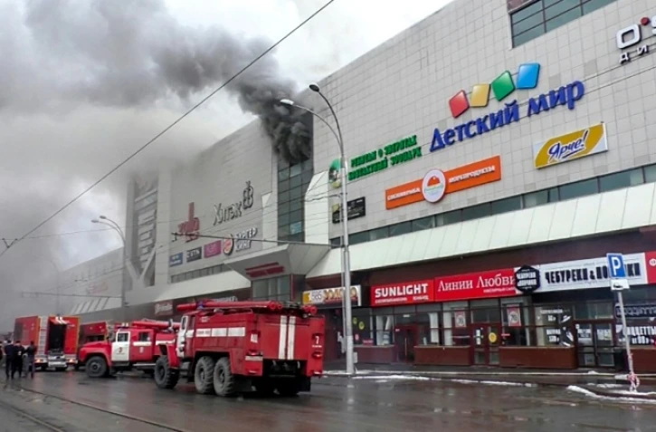 Photo obtenue auprès du ministère russe des Situations d'urgence le 25 mars 2018 montrant des camions de pompiers luttant contre un incendie dans un centre de commercial de Kemerovo en Sibérie occidentale