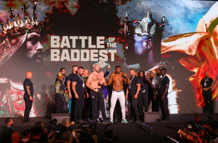 Le Britannique Tyson Fury et le Camerounais Francis Ngannou au centre de la scène lors de la pesée le 27 octobre 2023 à Ryad