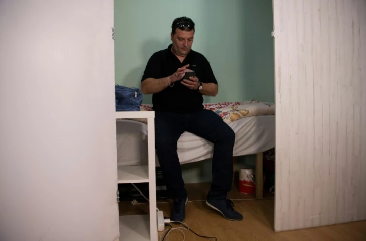Harry Kajevic, un camionneur autrichien de 42 ans, dans sa "chambre" logée au sein d'un appartement-ruche illégal à Barcelone, le 22 février 2019 