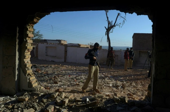 Un policier dans les ruines d'un temple hindou détruit par des résidents musulmans au Pakistan, le 31 décembre 2020
