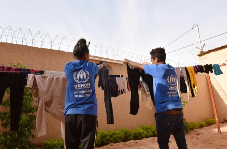 Des réfugiés évacués de Libye font sécher du linge dans un bâtiment du HCR à Niamey, le 17 novembre 2017.
