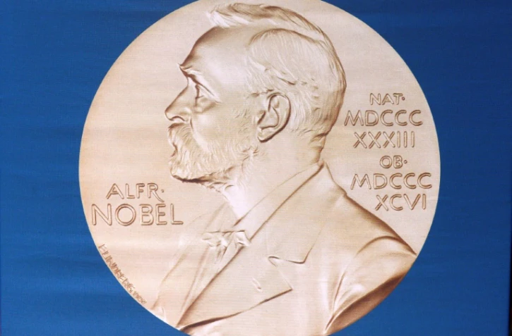 L'une des médailles d'or gravées à l'effigie d'Alfred Nobel, lors d'une conférence de presse avant la remise du prix Nobel de médecine, à Stockholm en Suède le 5 octobre 2015