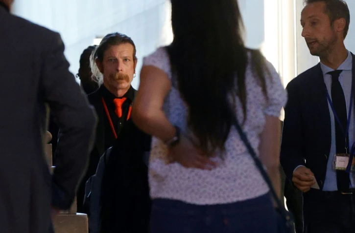 Le chanteur américain Jesse Hughes, du groupe Eagles of Death Metal (C) arrive pour être entendu lors du procès du 13 novembre 2015 au palais de justice historique de Paris le 17 mai 2022
