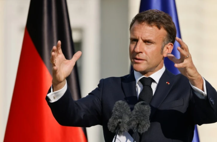 Le président Emmanuel Macron le 26 mai 2024 devant le palais présidentiel de Berlin