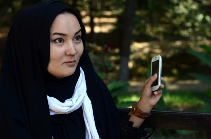 Fatima, la jeune psychologue afghane qui a filmé l'offensive de charme des talibans, ici le 29 octobre 2015 à Kaboul