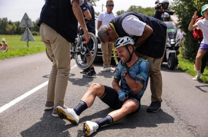 Le cycliste britannique Mark Cavendish après sa chute lors de la 8e étape du Tour de France entre Libourne et Limoges, le 8 juillet 2023