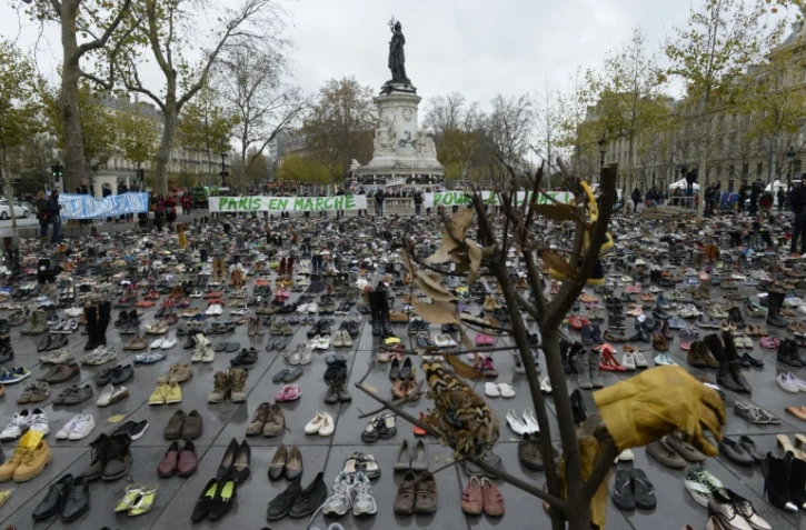 La place de la République à Paris recouvertes de chaussures en lieu et place d'une marche pour le climat interdite après les attentats, le 29 novembre 2015