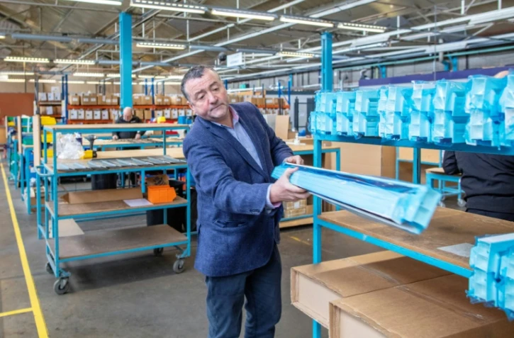 Declan Gormley, directeur général du fabricant de ventilation mécanique Brookvent, dans son usine à Dunmurry, près de Belfast, le 29 novembre 2021