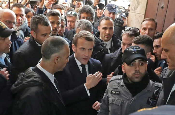 Le président français  Emmanuel Macron demande à un policier israélien de quitter l'église Sainte-Anne à Jérusalem, le 22 janvier 2020