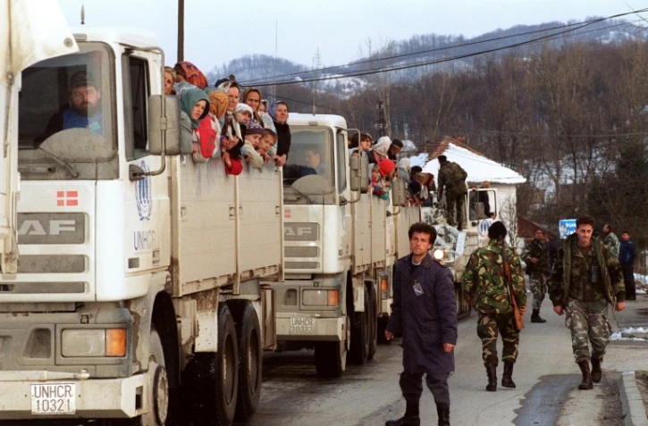 Des réfugiés musulmans à bord de camions des Nations Unies, le 30 mars 1993, fuient l'enclave de Srebrenica pour se rendre à Tuzla