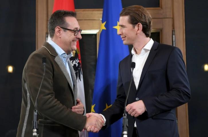 Le conservateur Sebastian Kurz (D) serre la main du président du Parti de la liberté d'Autriche (FPÖ), Heinz-Christian Strache, le 15 décembre 2017