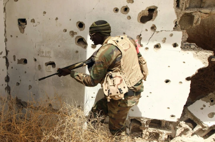 Un membre des forces loyales au gouvernement d'union libyen, près de Benghazi en Libye le 19 avril 2016