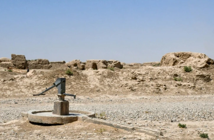 Une pompe à eau manuelle dans le village de Bolak, dans le nord de l'Afghanistan, l'un des pays les plus vulnérables aux effets du changement climatique, le 10 juillet 2025 