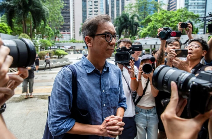 L'ancien rédacteur en chef de Stand News, Chung Pui-kuen (c) arrive au tribunal, le 26 septembre 2024 à Hong Kong