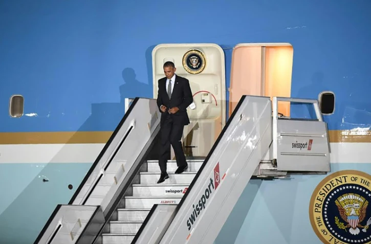 Le président américain Barack Obama arrive à Lima, pour le sommet de l'Apec, le 19 novembre 2016