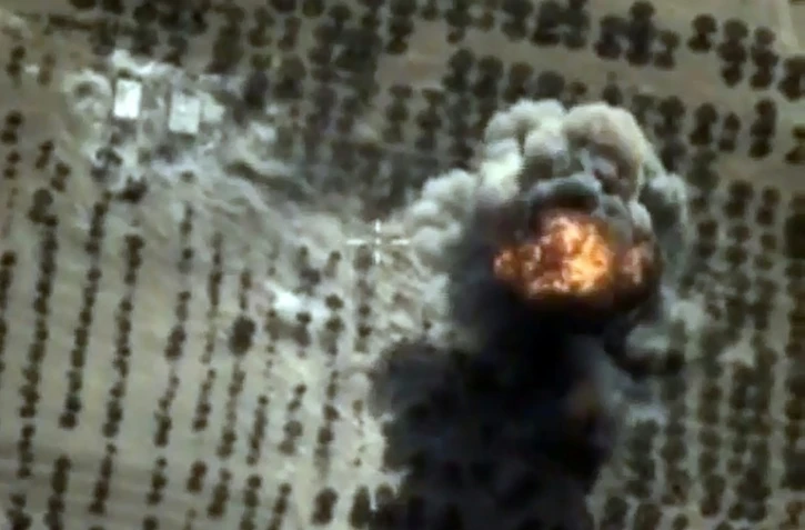 Capture d'écran d'une video fournie le 15 octobre 2015 par le ministère russe des Affaires étrangères montrant une frappe russe à Idleb en Syrie