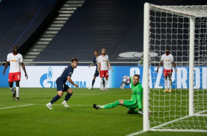 Le défenseur parisien Juan Bernat parachève le succès du PSG 3-0 contre Le RB Leipzig du gardien Peter Gulacsi au stade de la Luz, le 18 août 2020