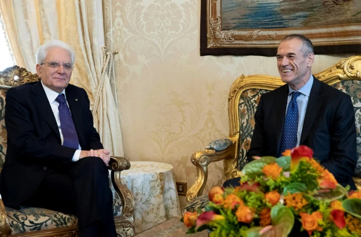 Le président italien Sergio Mattarella reçoit Carlo Cottarelli au Palais Quirinial à Rome le 28 mai 2018, sur une photo fournie par la présidence italienne