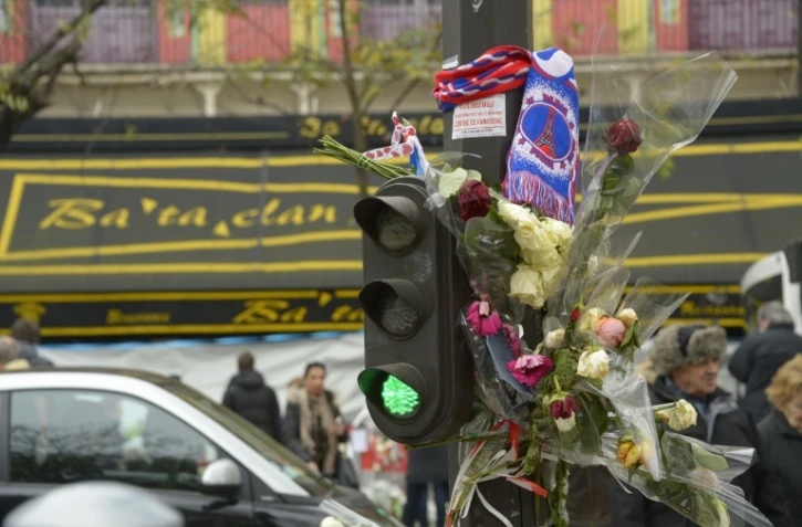 Des fleurs en hommage aux victimes, le 27 novembre 2015 devant le Bataclan à Paris