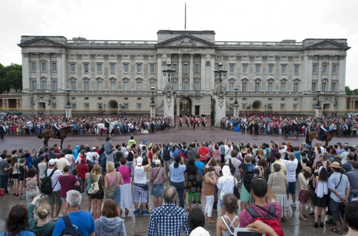 Une foule devant le palais de Buckingham à Londres, le 23 juillet 2013
