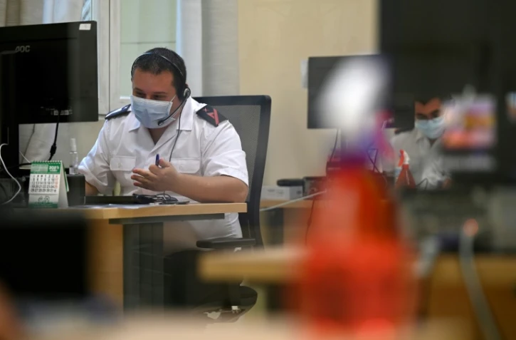 Des militaires espagnols sont chargés de tracer les cas-contacts du coronavirus au Quartier général de l'Armée espagnole, à Madrid, le 2 Octobre 2020